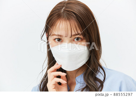 マスクをしたビジネスカジュアルの若い女性 88555297