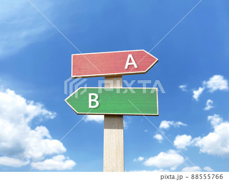 AとBの文字入りカラー道しるべと青空_真ん中 88555766