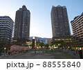 夕暮れ時の六甲道南公園と高層マンション群 88555840