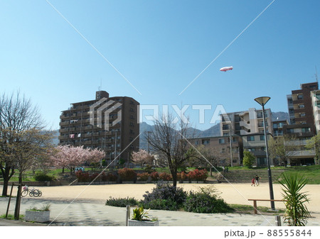 神戸 六甲風の郷公園と上空を舞う飛行船 88555844