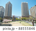 休日の昼下がり 桜咲く六甲道南公園と高層マンション群 88555846