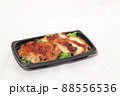 プラスチックトレーに盛ったチキンステーキ 88556536