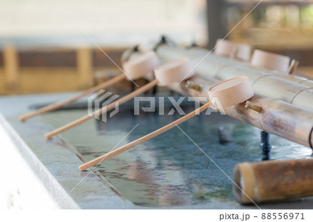 【日本】神奈川、鈴鹿神社の手水舎に立てかけられた杓 【日本】神奈川、鈴鹿神社の手水舎に立てかけられた杓 88556971