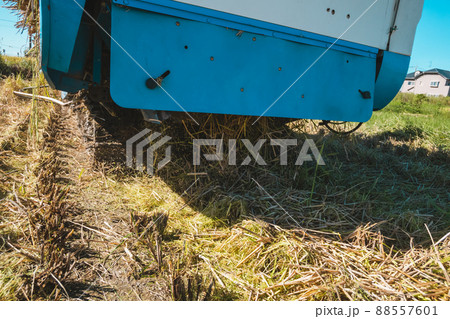 排わらをするコンバイン 排わらをするコンバイン 88557601