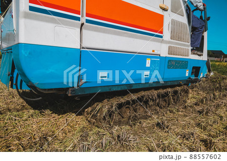 コンバインと稲刈り 88557602