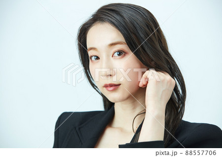 ファッション ジャケットの若い女性 ファッション ジャケットの若い女性 88557706