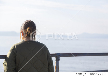 海を見つめる女性 海を見つめる女性 88557728