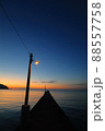 夕暮れ時の海辺の街頭 88557758