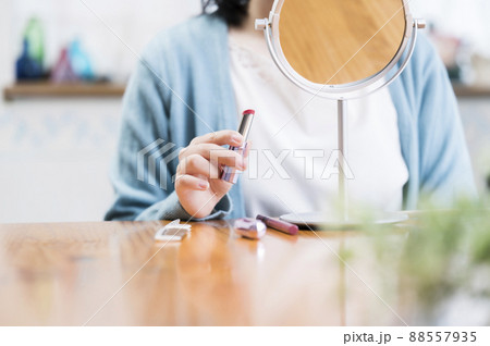 メイクをする若い女性 88557935