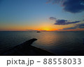 海岸線の夕日 88558033