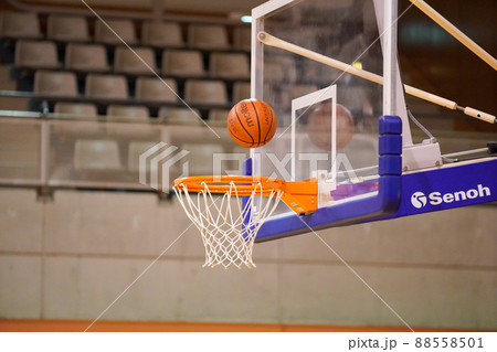 バスケットボールの試合でシュートされたボールがゴールに入る瞬間やゴールネットが揺れる瞬間 88558501