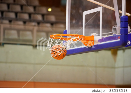 バスケットボールの試合でシュートされたボールがゴールに入る瞬間やゴールネットが揺れる瞬間 88558513
