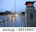 夕方の橋 88559047