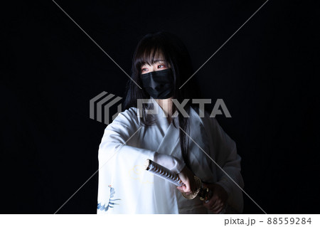 サムライのコスプレをする女性 サムライのコスプレをする女性 88559284