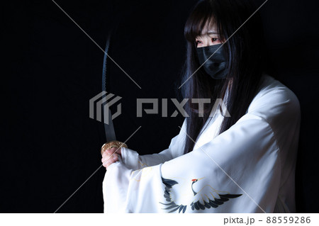 サムライのコスプレをする女性 サムライのコスプレをする女性 88559286
