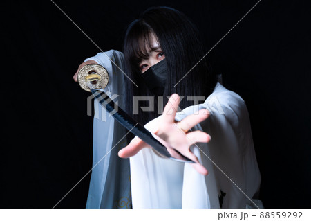 サムライのコスプレをする女性 サムライのコスプレをする女性 88559292