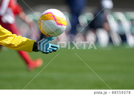 サッカーの試合中にゴールキーパーが蹴ったサッカーボール サッカーの試合中にゴールキーパーが蹴ったサッカーボール 88559378