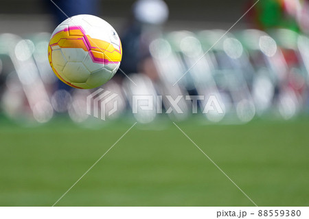 サッカーの試合中にゴールキーパーが蹴ったサッカーボール 88559380