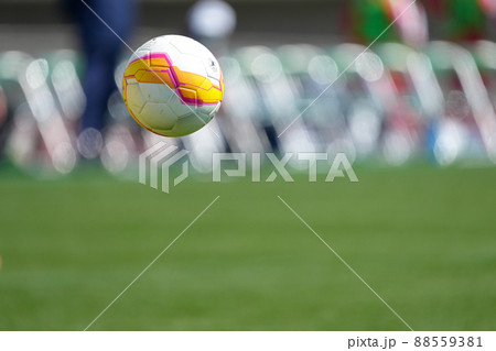 サッカーの試合中にゴールキーパーが蹴ったサッカーボール 88559381