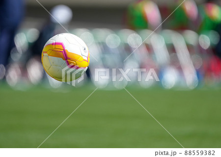 サッカーの試合中にゴールキーパーが蹴ったサッカーボール 88559382
