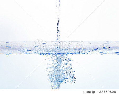 水　注ぐ　水面　バブル 88559800