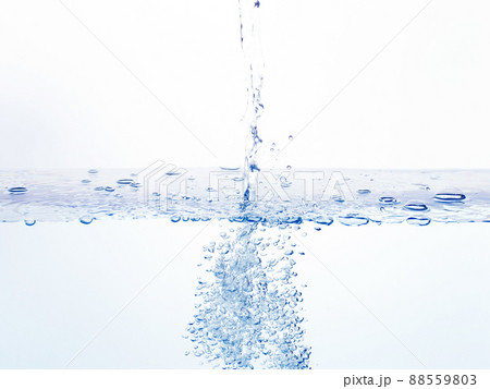 水　注ぐ　水面　バブル 88559803