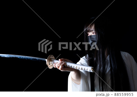 サムライのコスプレをする女性 88559955
