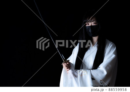 サムライのコスプレをする女性 サムライのコスプレをする女性 88559958