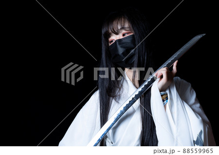 サムライのコスプレをする女性 88559965