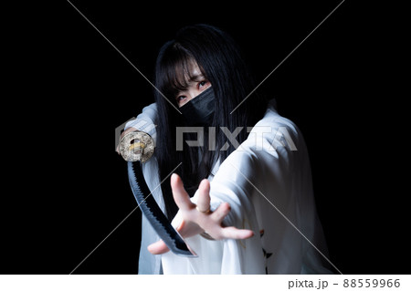 サムライのコスプレをする女性 88559966