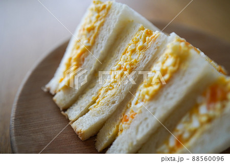 手作りした卵たっぷりのタマゴサンド 88560096