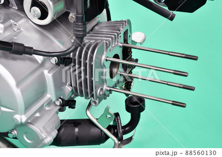 分解整備中のバイク 88560130