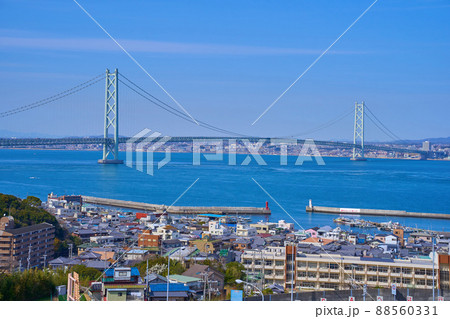 兵庫県の本州と淡路島に架かる明石海峡大橋を淡路市から見る 兵庫県の本州と淡路島に架かる明石海峡大橋を淡路市から見る 88560331