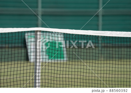 硬式テニスの試合中のテニスコートのネットとテニスの得点板 88560392