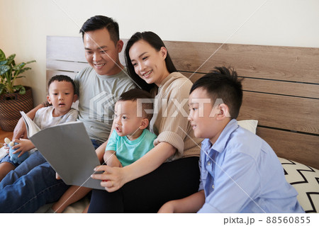 Parents and Children Reading Book 88560855