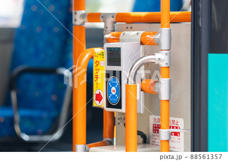 バスの乗車側に設置されたICカードリーダー バスの乗車側に設置されたICカードリーダー 88561357