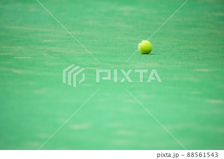 硬式テニスの試合中にテニスコートに転がった硬式テニスボール 硬式テニスの試合中にテニスコートに転がった硬式テニスボール 88561543