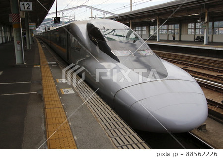 新山口駅に停車中の山陽新幹線700系 新山口駅に停車中の山陽新幹線700系 88562226