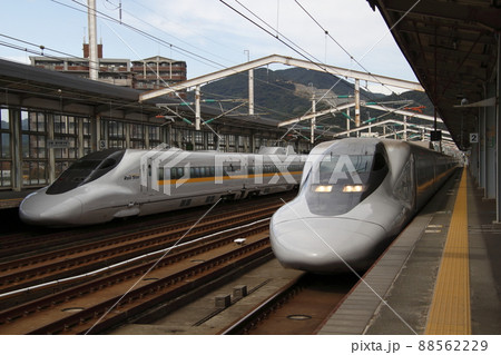 のぞみ号通過待ちの山陽新幹線700系（新下関駅） 88562229