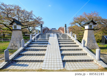 丹羽郡大口町　堀尾跡公園に架かる裁断橋 88562285