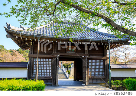 丹羽郡大口町　堀尾跡公園の姥堂と裁断橋 88562489