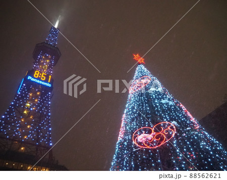 雪の降る夜のクリスマスツリー 雪の降る夜のクリスマスツリー 88562621