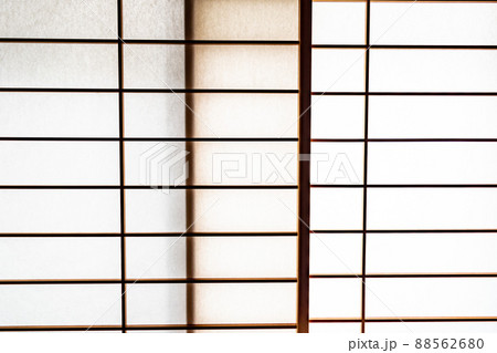 和紙の障子　日本家屋にある和風の和室の壁紙イメージ　背景テクスチャー素材 88562680