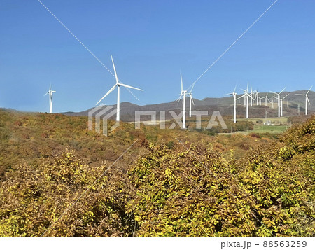 風力発電の風車が立つ風景 88563259