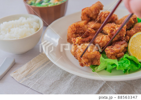 唐揚げ 白背景テーブルウェア 食事イメージ素材 唐揚げ 白背景テーブルウェア 食事イメージ素材 88563347