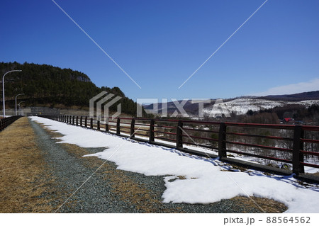 春の岩洞湖 春の岩洞湖 88564562