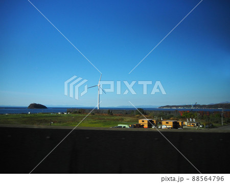 風力発電の風車が立つ風景 88564796