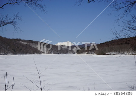 春の岩洞湖 春の岩洞湖 88564809