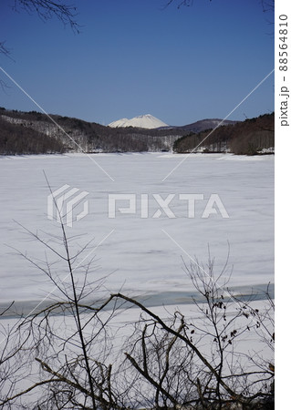 春の岩洞湖 春の岩洞湖 88564810