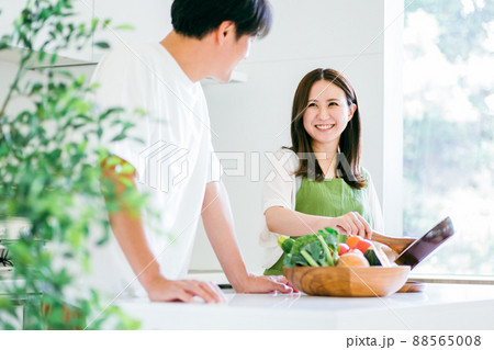 家事を手伝う男性と女性(料理) 家事を手伝う男性と女性(料理) 88565008